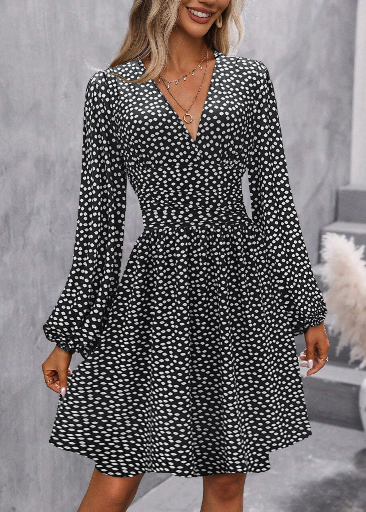 Elise de Paris| Robe Courte Élégante à Plis