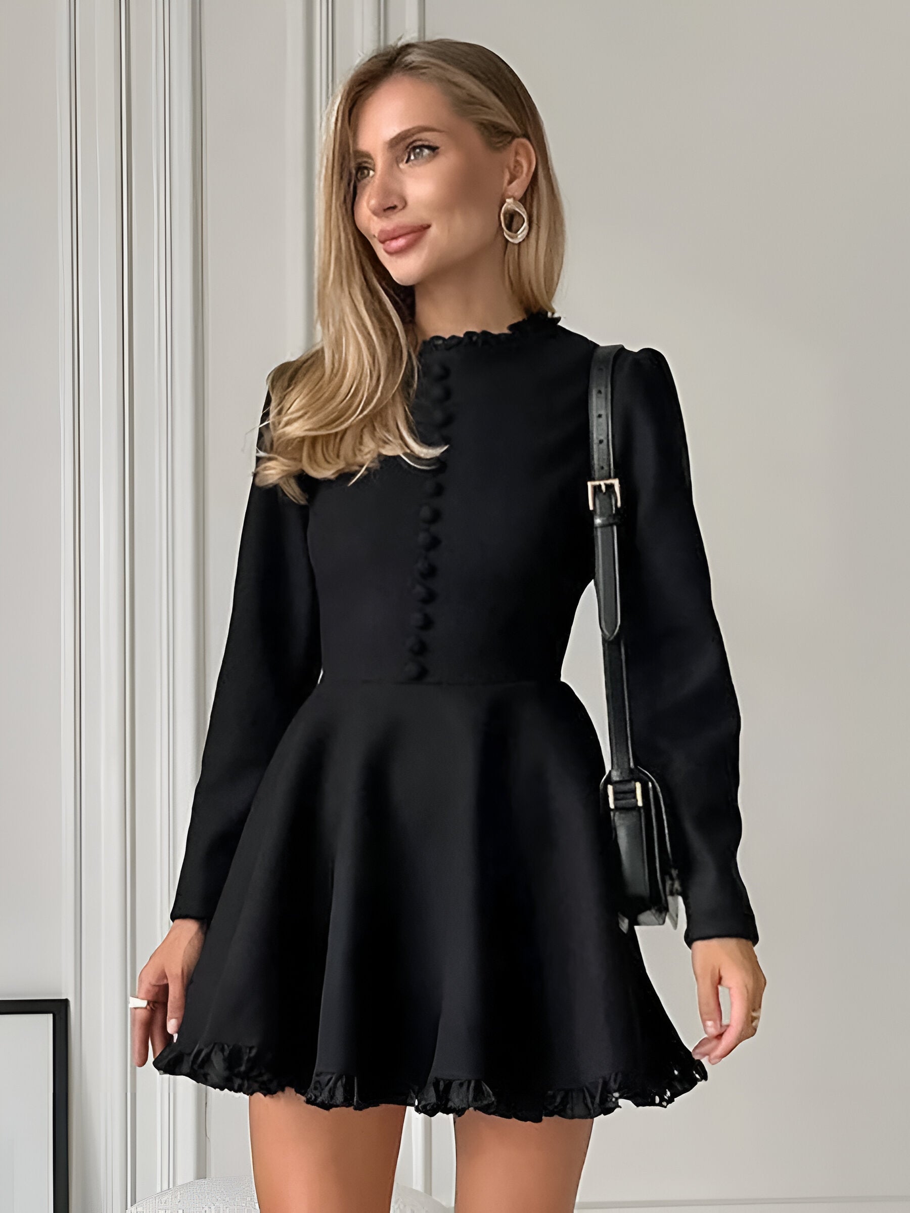 Elise de Paris | Robe noire courte à col rond